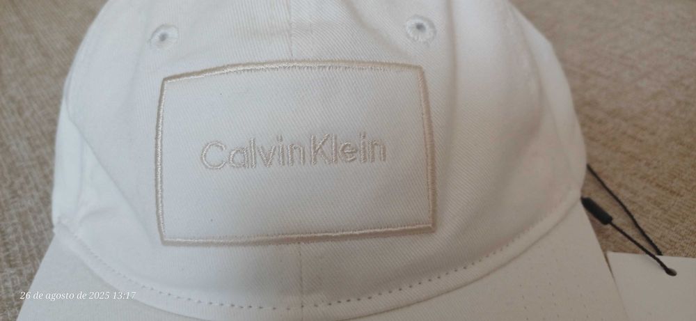 Boné CK - Logotipo Calvin Klein bordado na frente