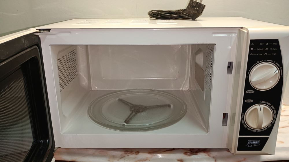 Microondas marca FIRLINE a funcionar perfeitamente, em perfeitas condi