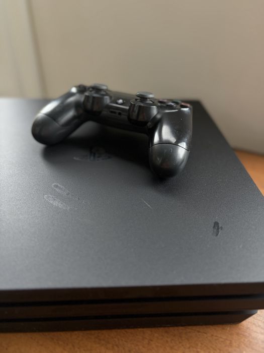 PlayStation 4 Pro 1TB (CUH-7016B) + геймпад