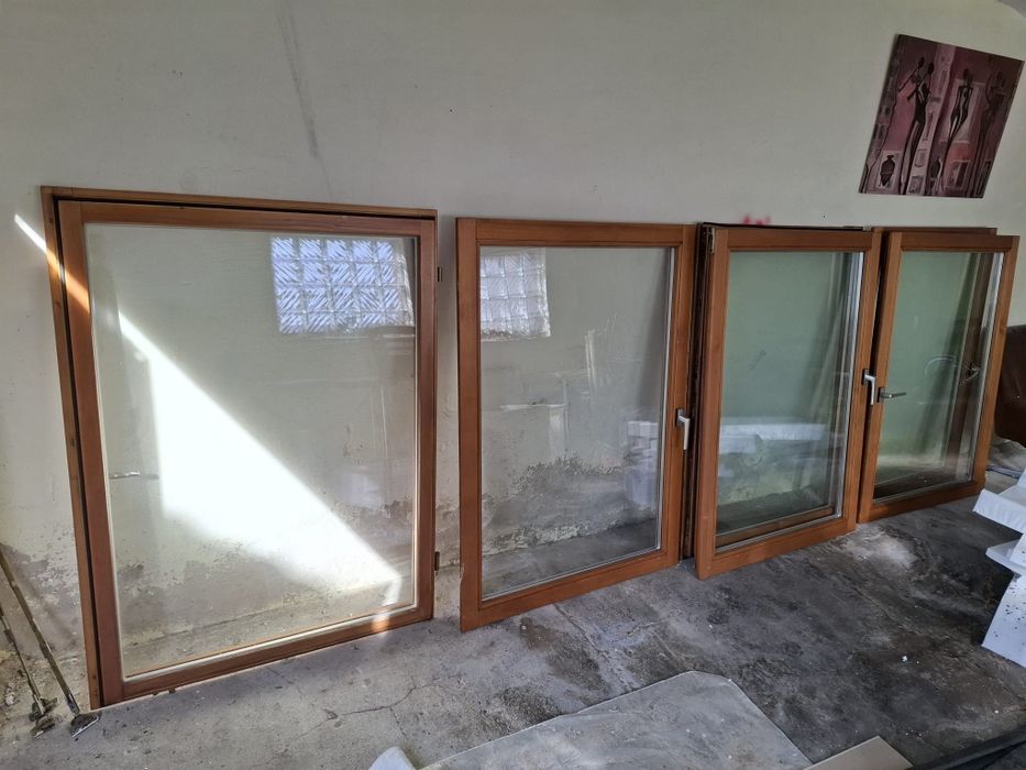 Okna drewniane bez ram.