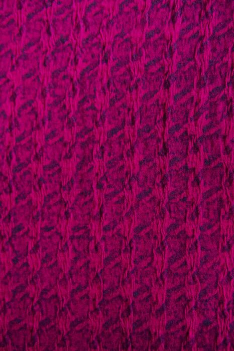 Fioletowo-różowa tkanina tweedowa w pepitę
