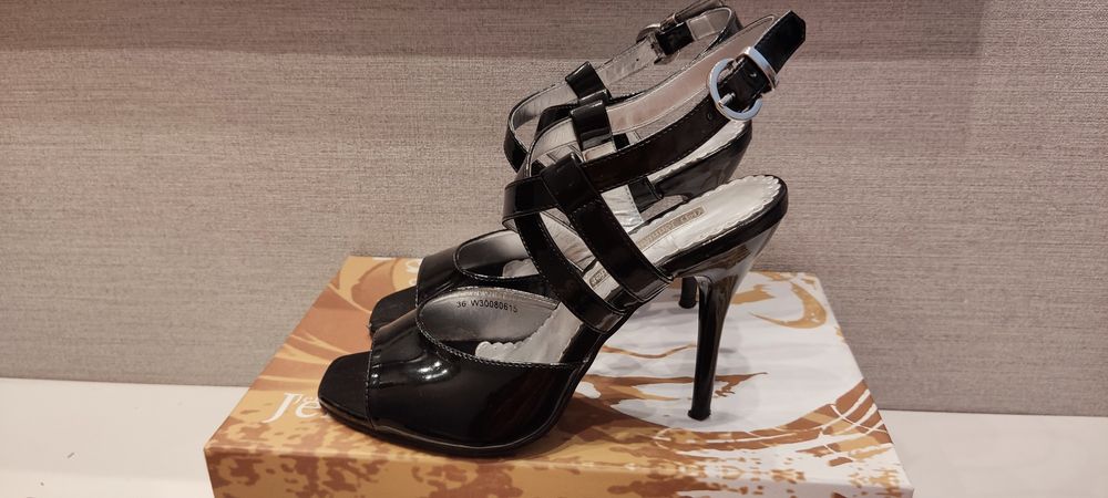 Sandały na obcasie lakierowane rozmiar 36