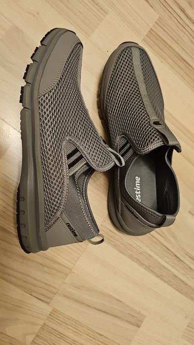 Чоловічі кросівки 43 розміру.