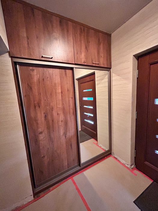 Szafa z drzwiami przesuwnymi i  lustrem do zabudowy