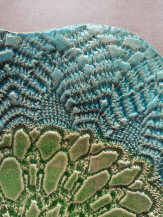 Talerz ozdobny ręcznie szkliwiony