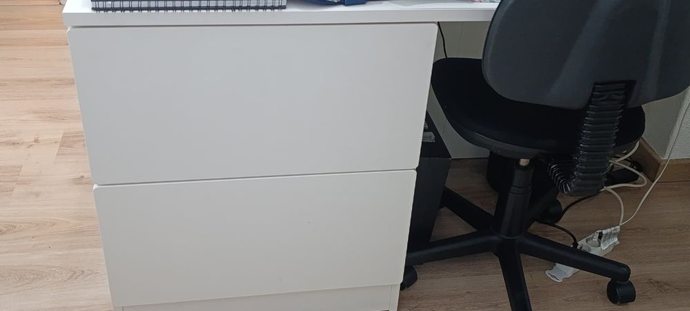 Quarto completo e  em bom estado 
Cama alta, branco brancSMÅSTAD
Cama