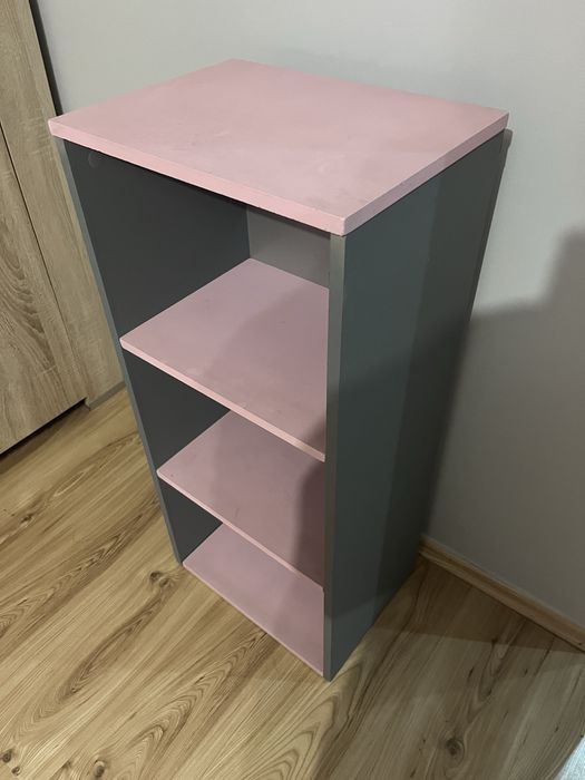 regał różowo-szary