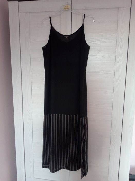 Czarna sukienka na ramiączkach z rozcięciem