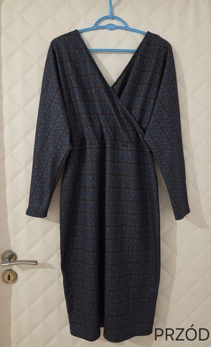 Elegancka wzorzysta sukienka z paskiem i dekoltem na zakładkę L