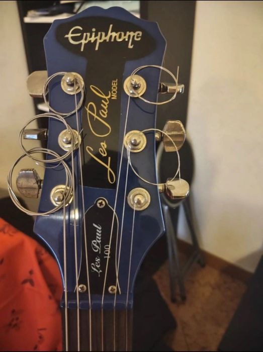 guitarra junto de caixa