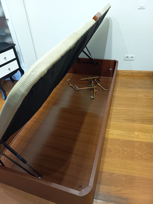 Cama  com colchão e sitio para arrumações