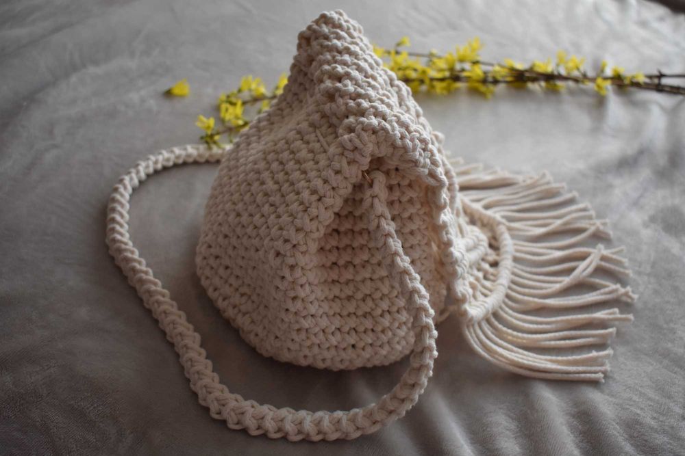 Torebka makrama z frędzlami w stylu boho