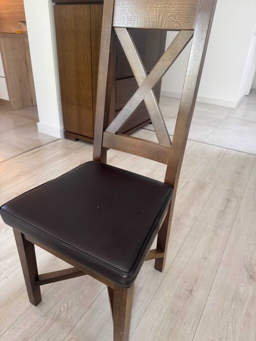 Meble drewniane do salonu ze stołem