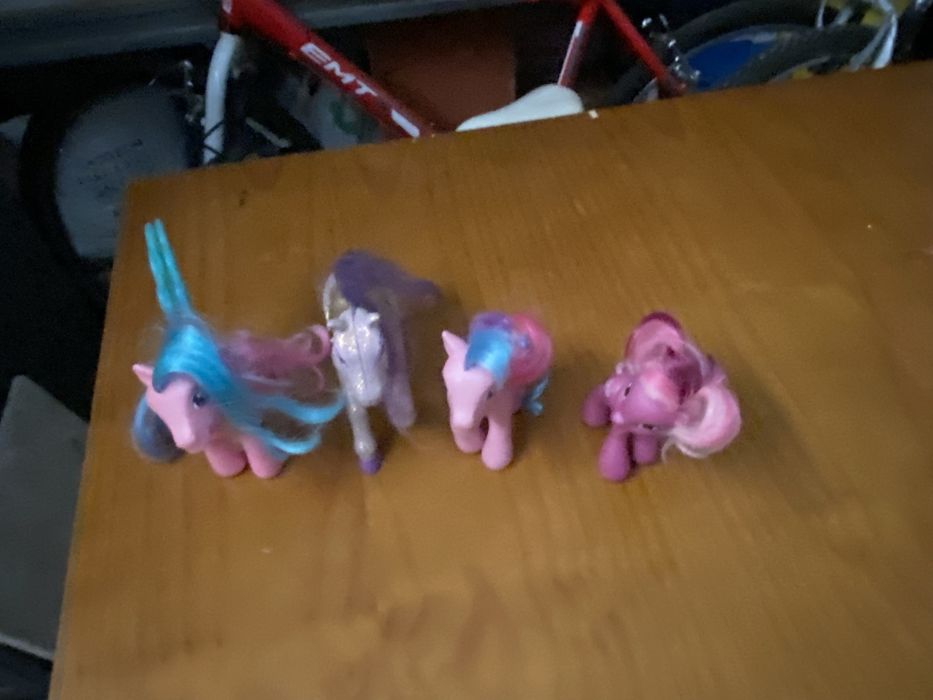 Poneis e um cavalo