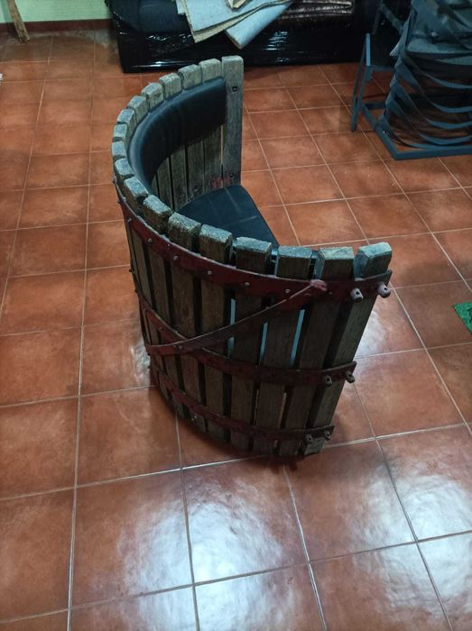 Banco feito de uma prensa das uvas