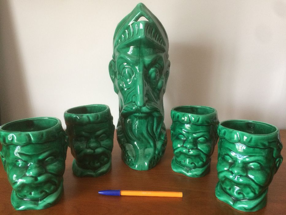 Jarro em cerâmica vidrada D. Quixote e 4 canecas do Sancho Pança