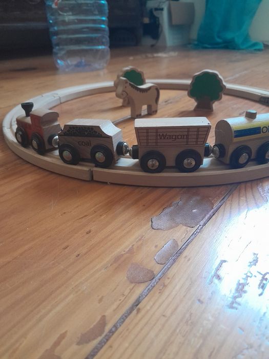 Pista de combóios de madeira com acessórios