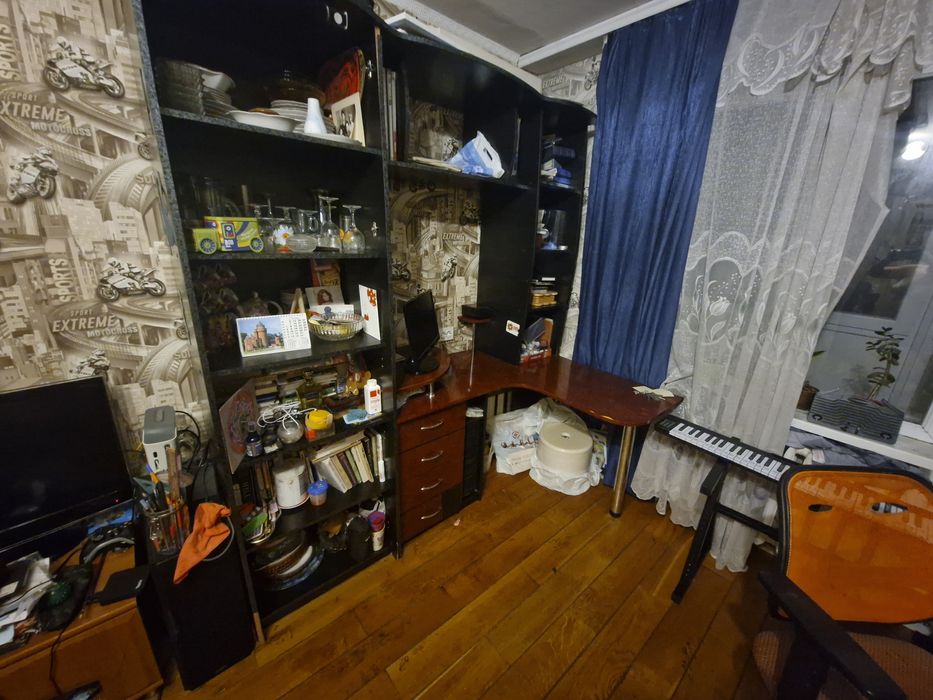 Письменный стол с полочками