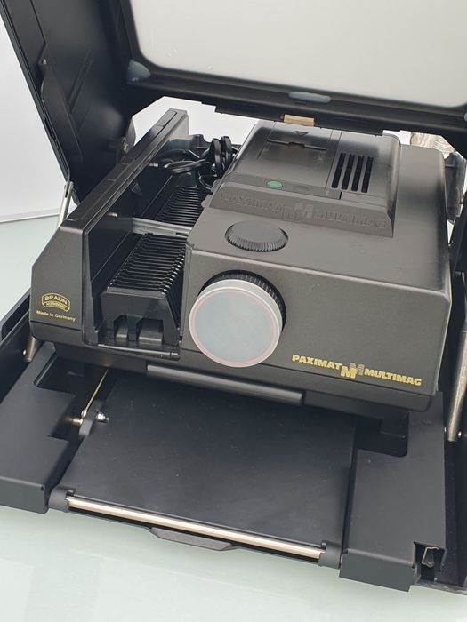 Rzutnik do slajdów Braun multimag 5015 AF.  Ekranem