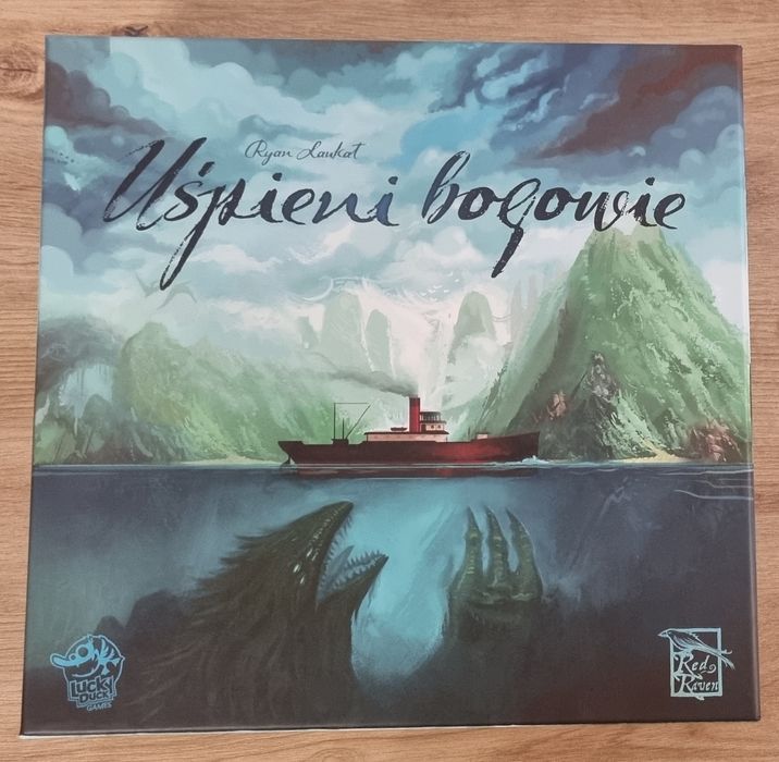 Uśpieni bogowie z dodatkami, matą i metalowymi monetami