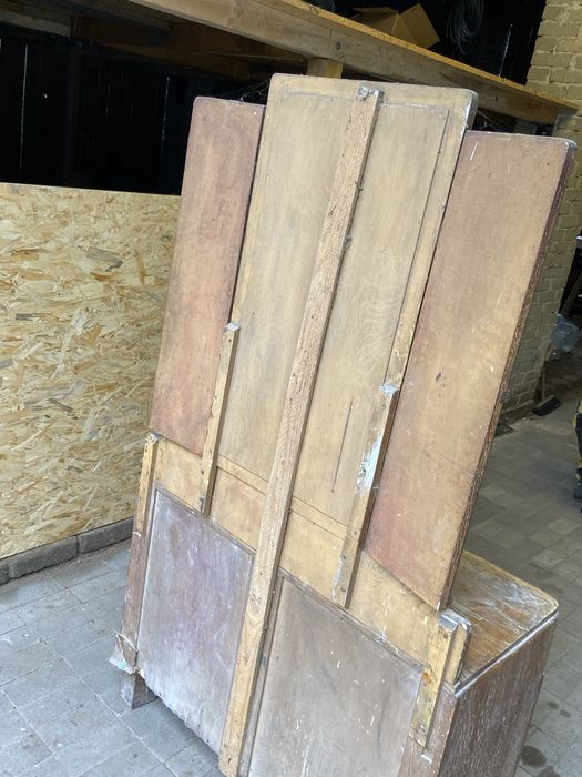 stara toaletka z dużym lustrem