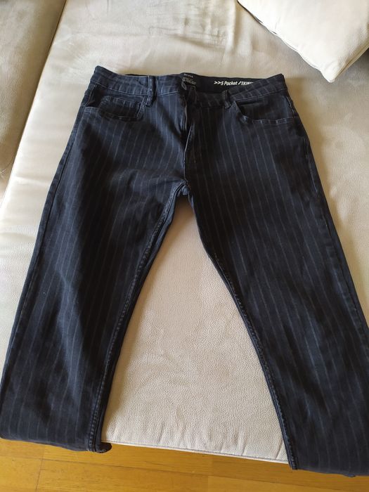 Calça preta listada