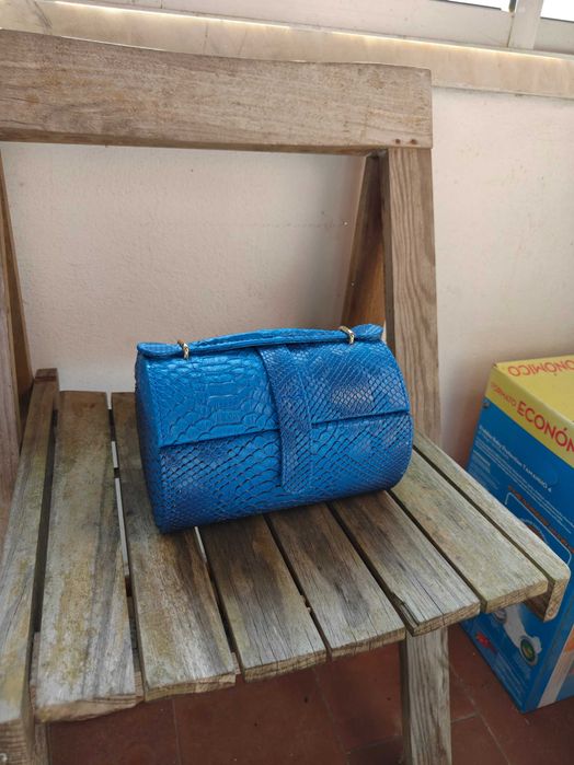 Caixa de jóias azul com vários compartimentos