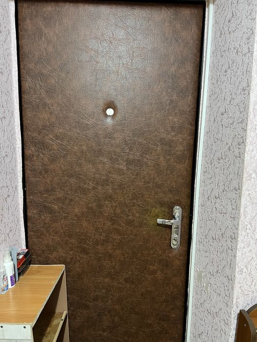 Продається кімната в гуртожитку.