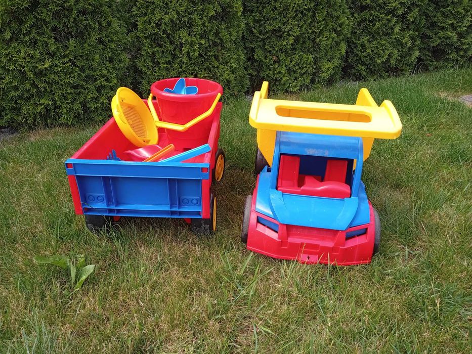 Samochód z przyczepą firmy Wader