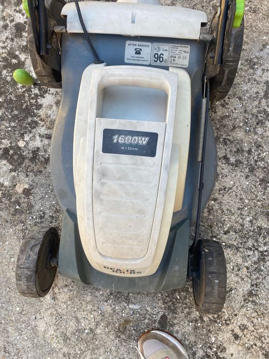 Máquina de cortar a relva elétrica