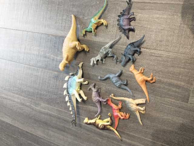 Zestaw różnych dinozaurów - 12 sztuk