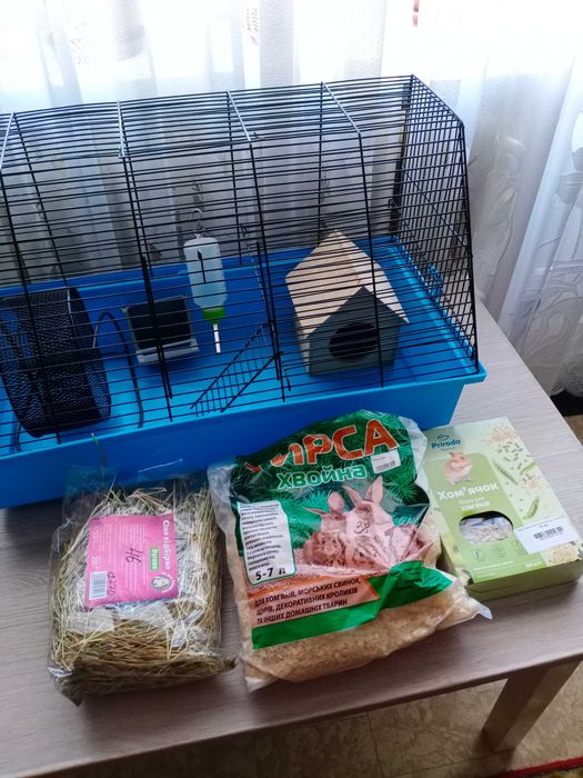 Большая клетка для домашних животных.