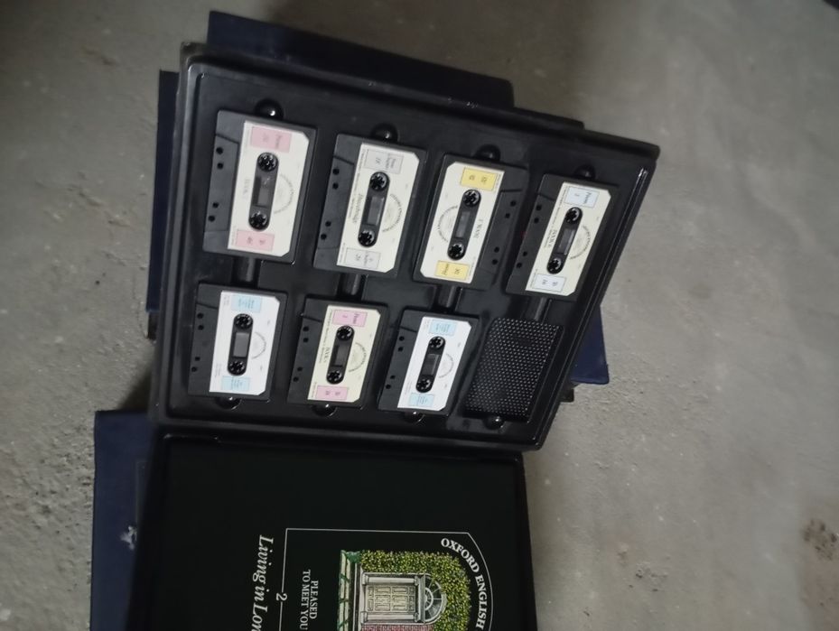 Cassete e videos de curso de Inglês