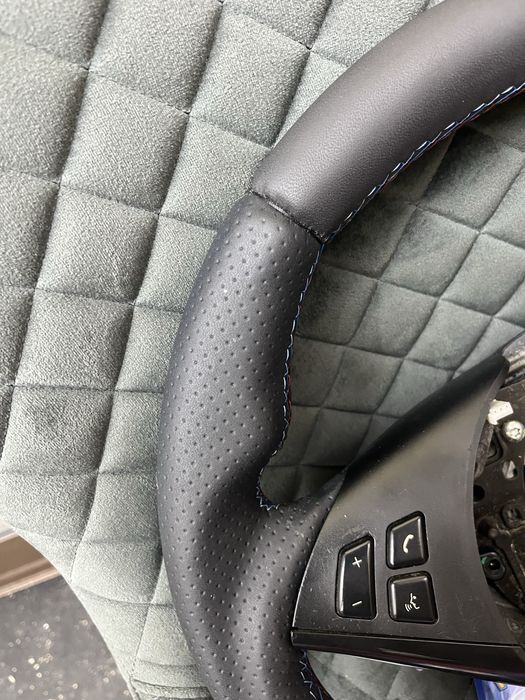 Apresentamos  volante BMW E 60  estofado em pele perfurada e pele liza