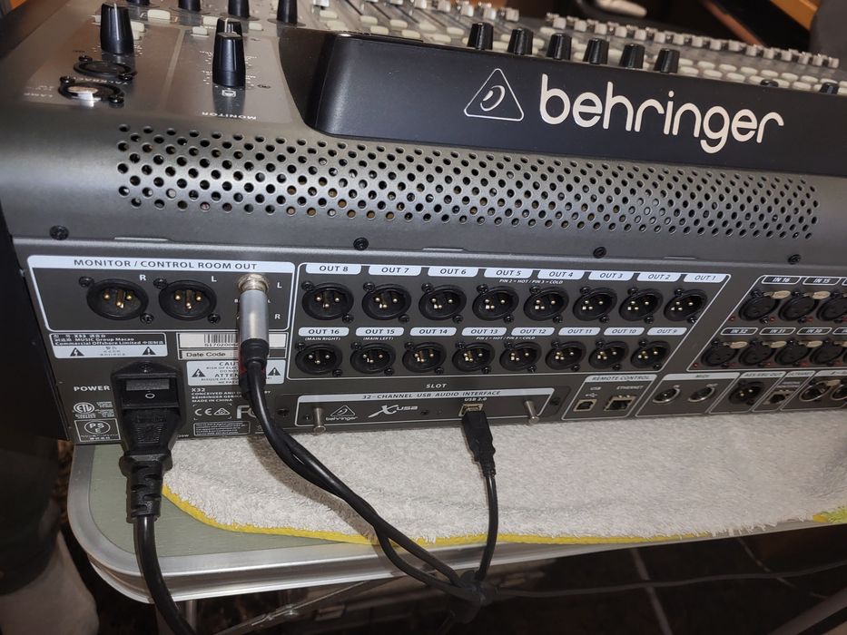 Vendo Behringer X32  com Case