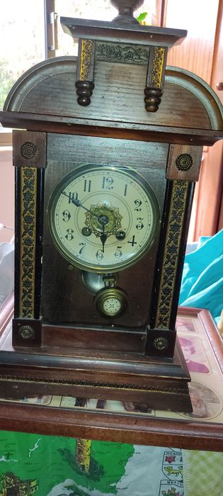 Relógio antigo em madeira e a corda