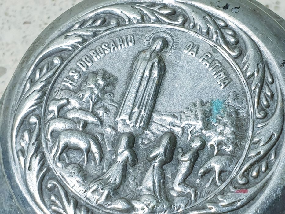 Antiga caixa para Rosário da N.S. de Fátima em casquinha