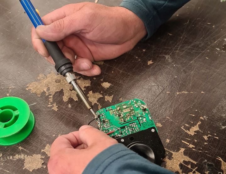 Duży Zestaw Lutowniczy Lutownica Precyzyjna 15 Elementów Organizer Etu