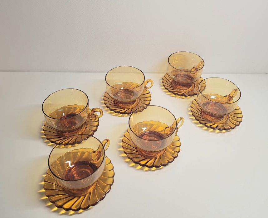 Zestaw filiżanek do kawy z bursztynowego szkła