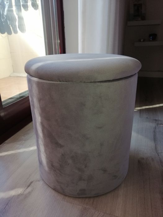 Puffs cinzentos decorativos