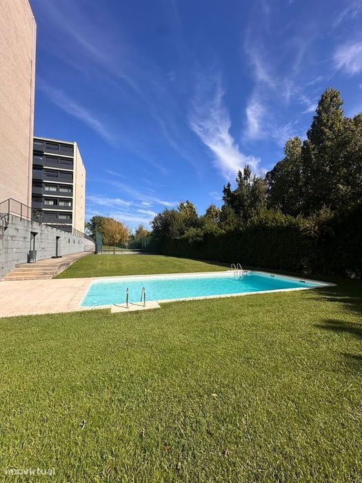 Apartamento T1 em Condomínio de Luxo Fechado | Piscina e Campo Ténis