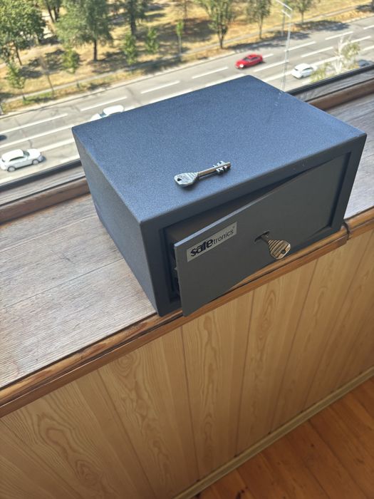 Сейф Safetronics з ключем