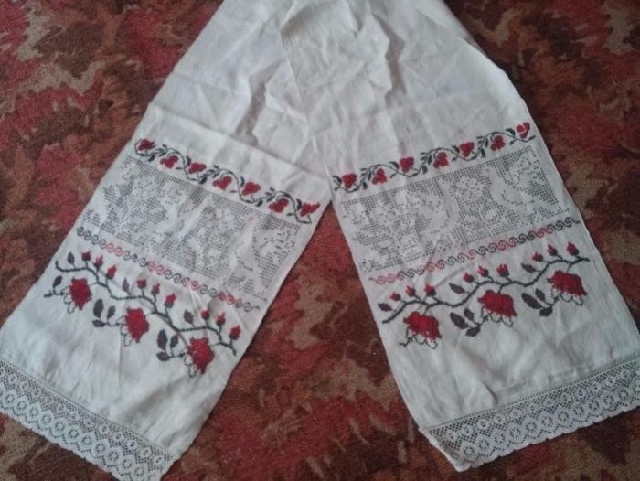 Рушник старинний, вишитий ручної роботи.
