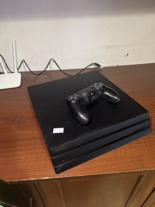 Продам PS4 Pro на 1 тб.