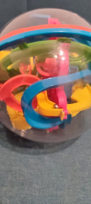 Labirynt w kuli plastikowej