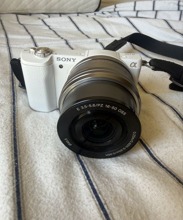 Câmera Sony α5100 (ILCE-5100)