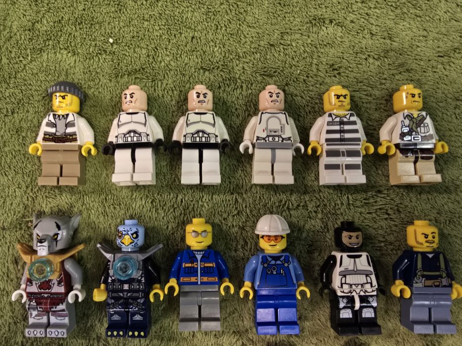 LEGO 21 figurek różne.