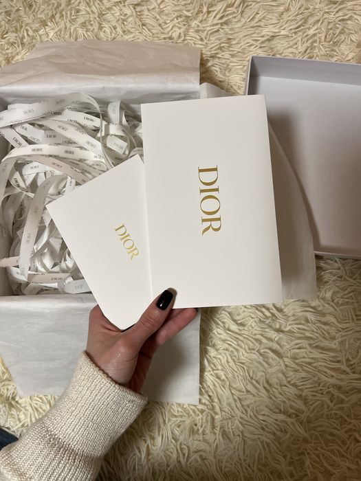 Коробка Dior з конвертами та стрічкою