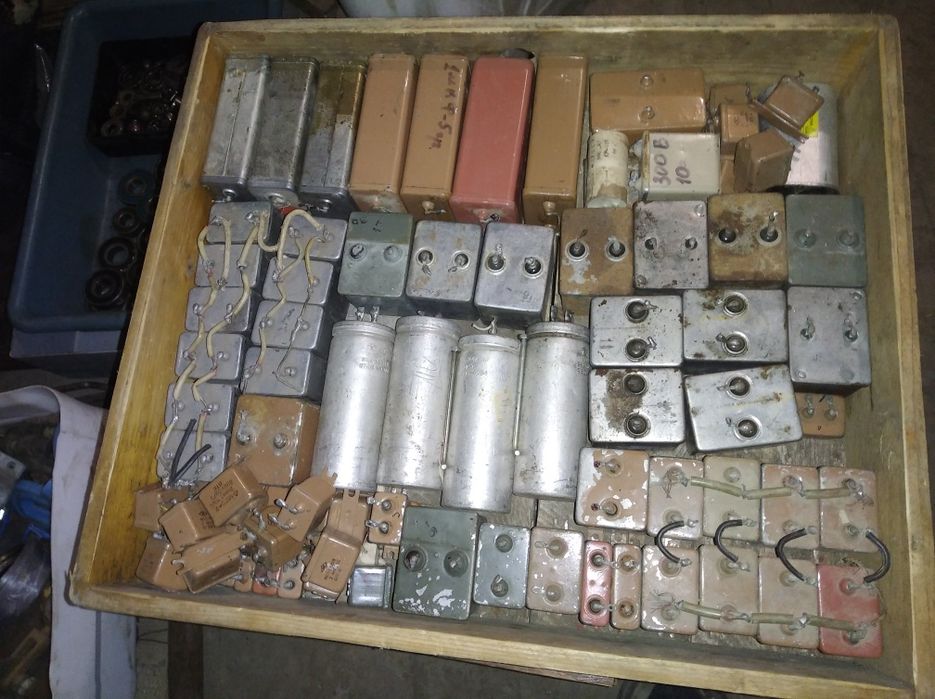 Конденсаторы электролитические и неполярные, рабочие , набор емкости