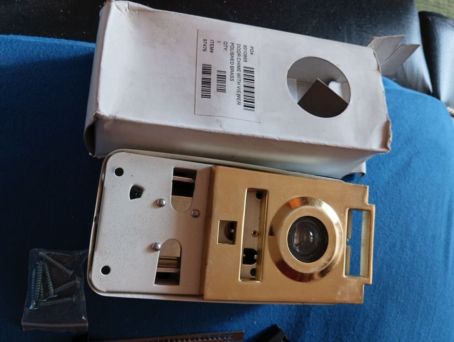 Дверной глазок с ручным звонком